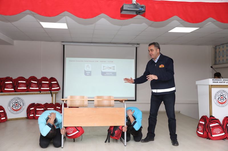 BÜYÜKŞEHİR, DEPREM EĞİTİMLERİ İLE GENÇLERİ BİLİNÇLENDİRİYOR