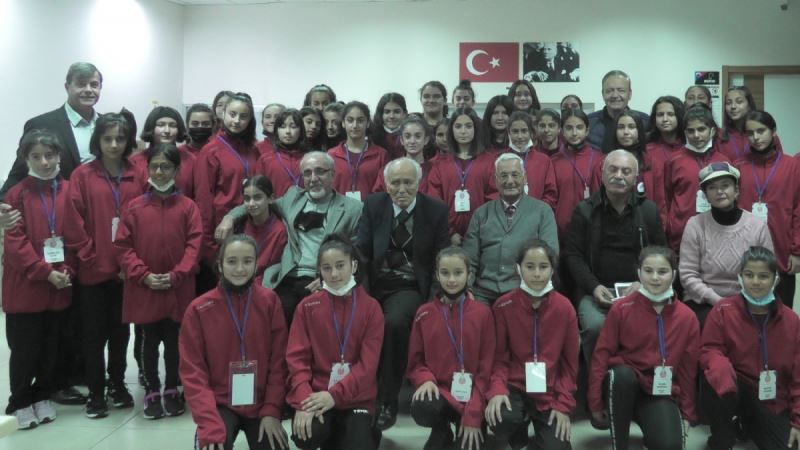 Yeni Kuşak Köy Enstitüleri Derneği Üyesi Emekli Öğretmenler Kır Çiçekleri’ni Ziyaret Etti