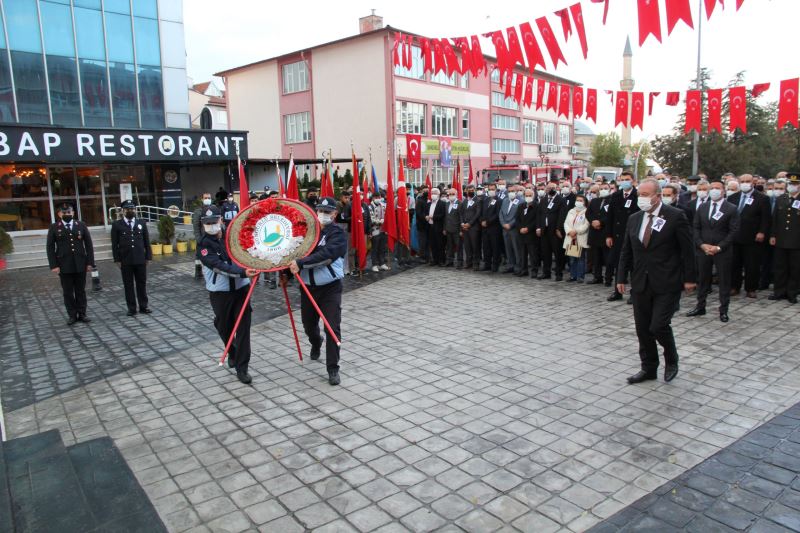 Belediye Başkanımız Abdulkadir Şahiner, “10 Kasım Atatürk’ü Anma Günü” kapsamında Atatürk meydanında gerçekleşen çelenk koyma programına katıldı.