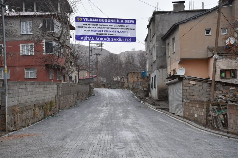 Aşitan Sokağı Sakinlerinden Başkan Geylani’ye Teşekkür Pankartı