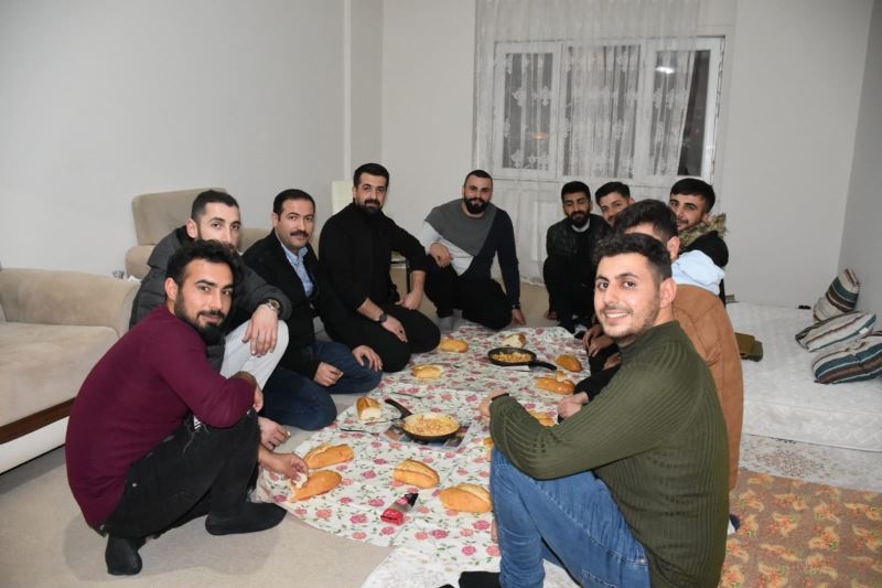 Başkan Geylani öğrenci evinde mutfağa girip menemen yaptı