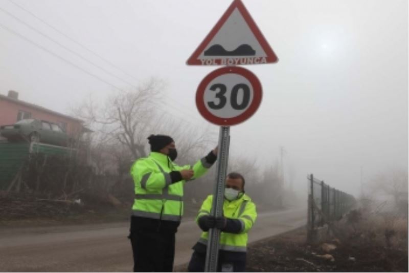TRAFİK LEVHALARI YENİLENİYOR