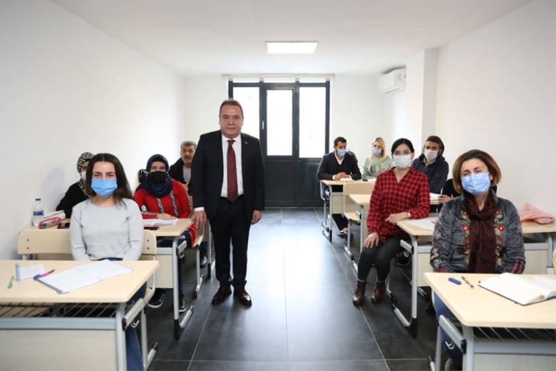 Başkan Böcek, Alanya Hizmet binasını inceledi