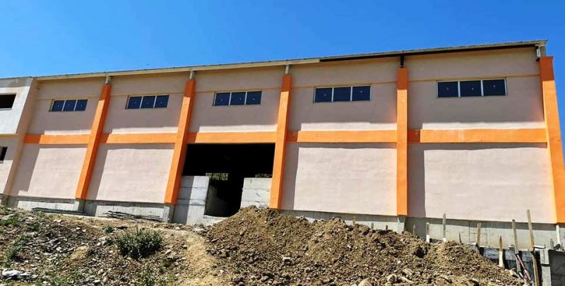 Kapalı Spor Salonu çalışmalarını yerinde incelerken