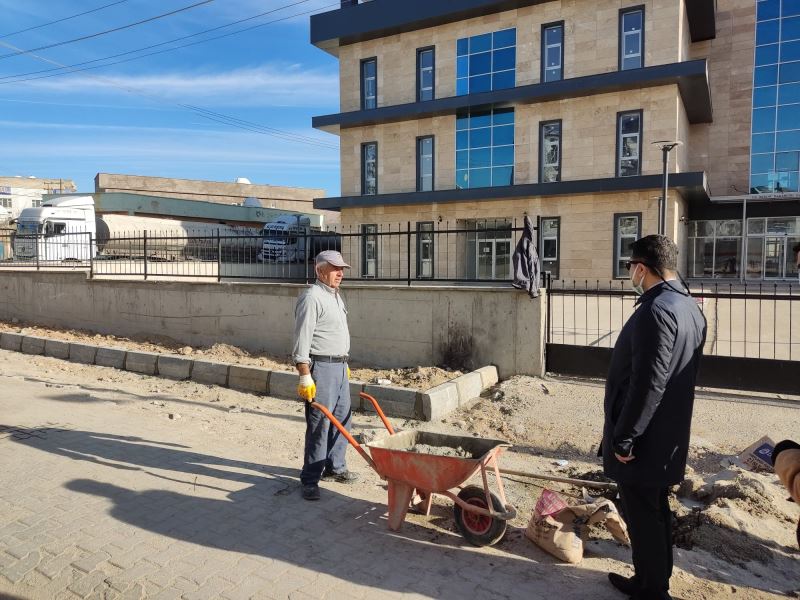 Kaymakam / Belediye Başkan V. Mehmet Tunç, Cizre Sağlıklı Yaşam Merkezi ve 112 Acil Sağlık Hizmetleri İstasyonunda Başlatılan Çevre Düzenleme Çalışmalarını İnceledi.