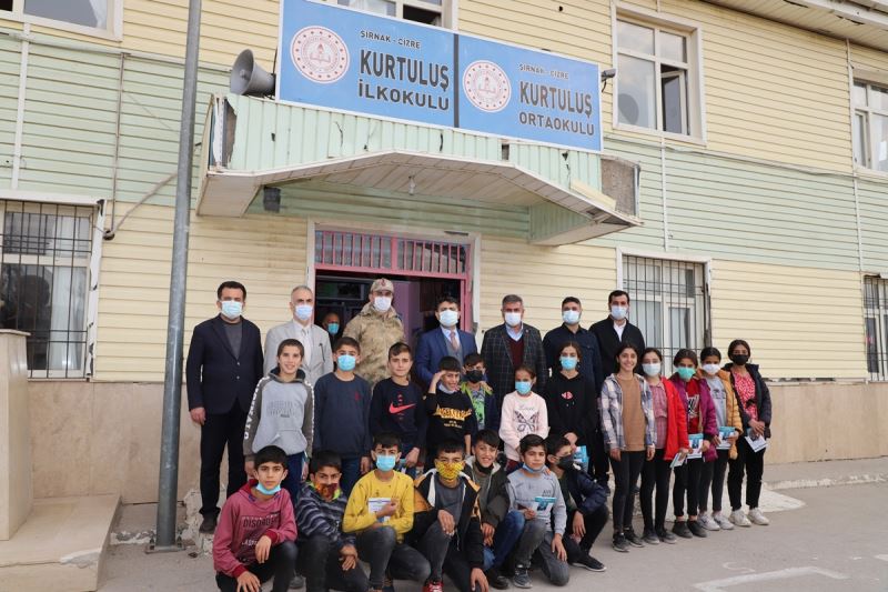 Kaymakam / Belediye Başkan V. Mehmet Tunç, Kurtuluş Köyü İlkokulu ve Ortaokulunu Ziyaret Etti.