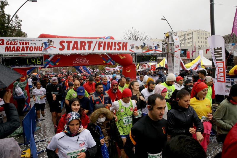 3’ÜNCÜ GAZİ YARI MARATONU KURTULUŞUN 100’ÜNCÜ YILI İÇİN KOŞULDU