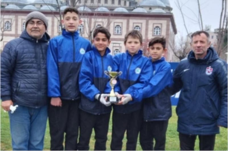 BİR KUPA DA KROS SPORCULARINDAN