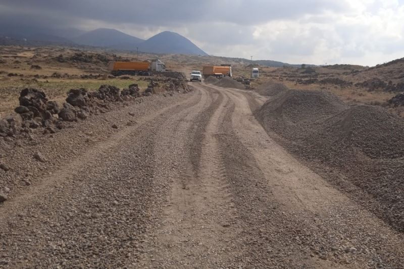 İlçemize bağlı Dokuzpınar İmamlı arasındaki yol çalışması aralıksız devam ediyor. Daha güzel İncesu için çalışıyoruz...