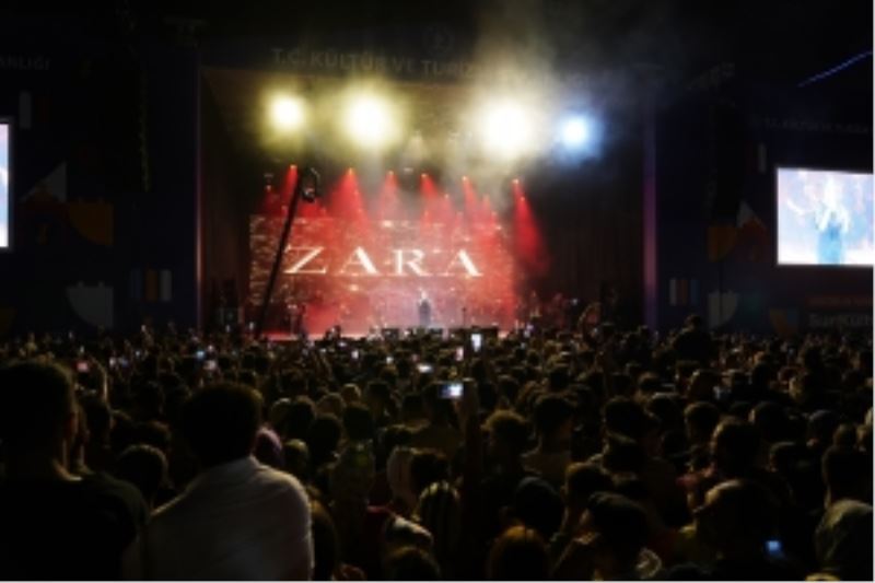 Sur Kültür Yolu Festivali’nde sanatçı Zara sahne aldı