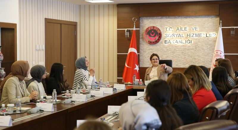 Bakanımız Derya Yanık Kız Çocuklarını Ağırladı