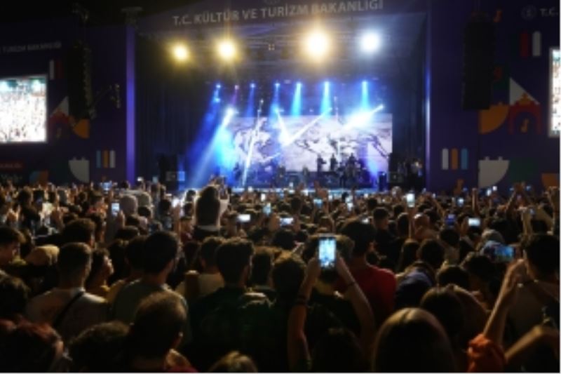 Sur Kültür Yolu’nda Murat Dalkılıç Diyarbakırlı sevenleriyle buluştu