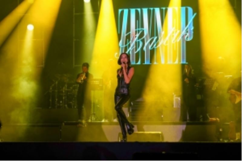 Sur Kültür Yolu Festivalinde sanatçı Zeynep Bastık sahne aldı