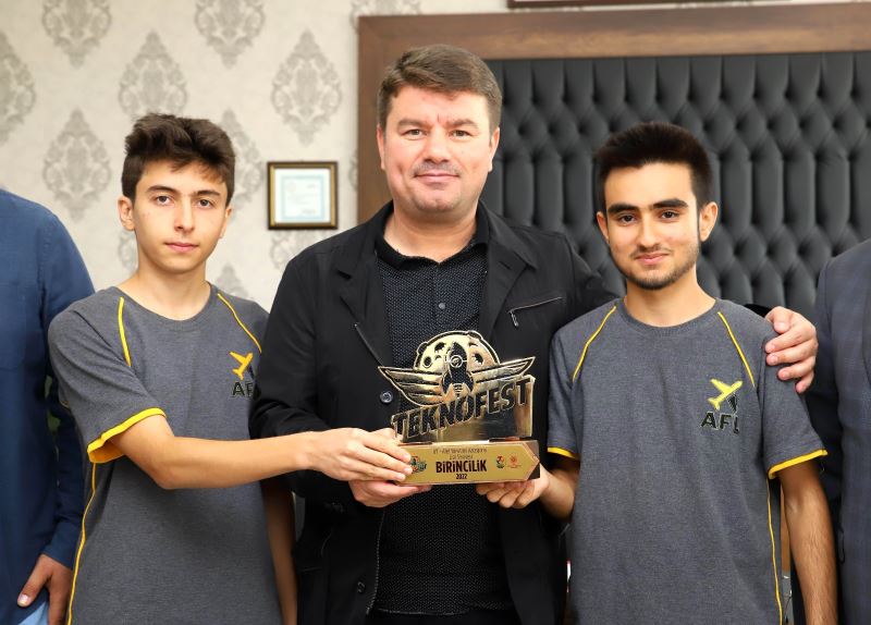 BAŞKAN DİNÇER 2022 TEKNOFEST KARADENİZ HAVACILIK, UZAY VE TEKNOLOJİ FESTİVALİ BİRİNCİLERİNİ ÖDÜLLENDİRDİ