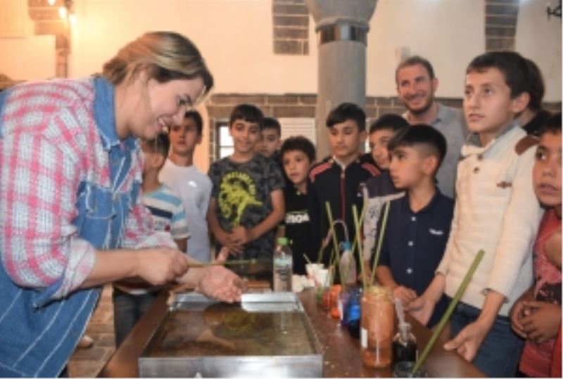 Bilgievi öğrencileri ebru atölyesine gezi düzenledi