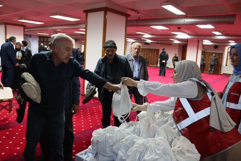 İZMİT BELEDİYESİ UMRE ZİYARETİNE GİDEN VATANDAŞLARI HEDİYELER İLE UĞURLADI