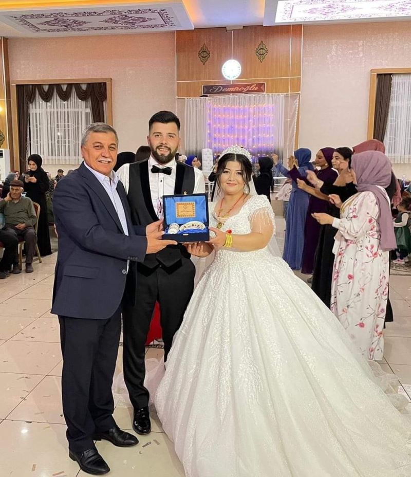 Genç çiftlere iki cihan saadeti temenni ediyoruz.
