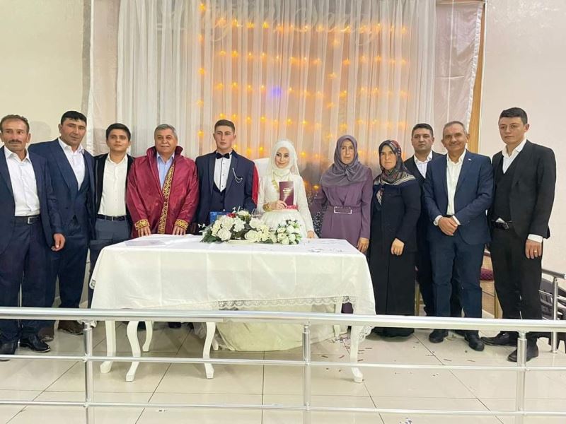 Genç çiftlere iki cihan saadeti temenni ediyoruz.