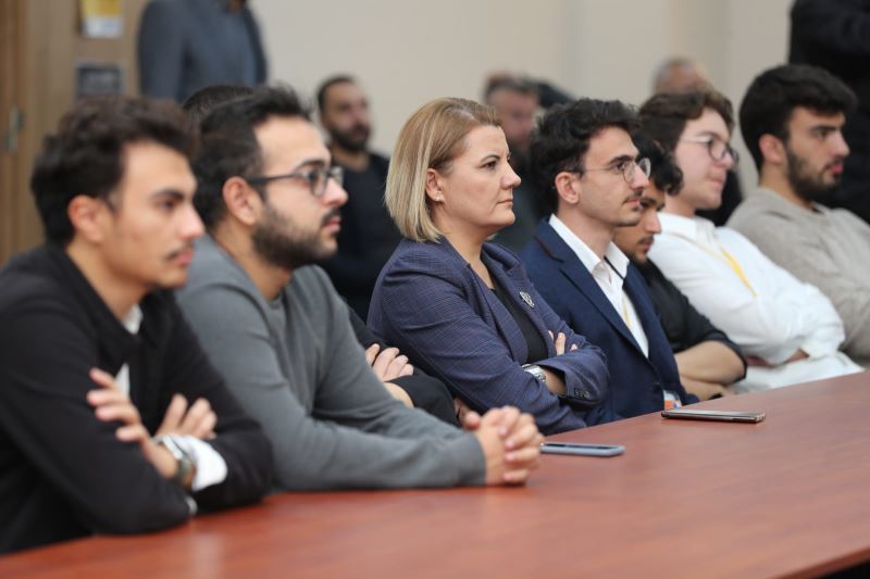KOÜ MAKİNE MÜHENDİSLERİ KULÜBÜ’NE HİTAP EDEN BAŞKAN HÜRRİYET, “GENÇLERİ ÖNEMSEYEN BİR BELEDİYEYİZ”