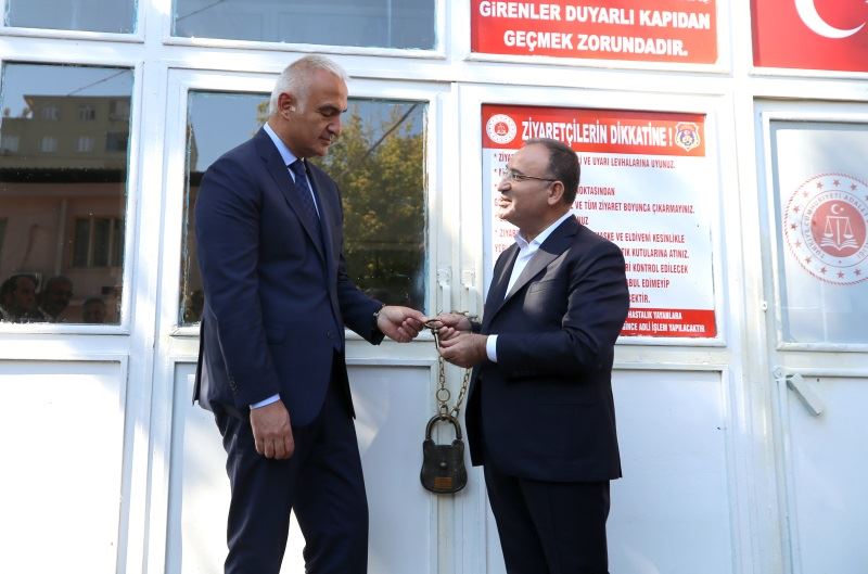 BAKAN BOZDAĞ ANAHTARI BAKAN ERSOY’A TESLİM ETTİ