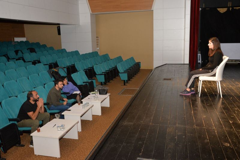 “YETENEĞİ’NE GÜVENİYOR MUSUN?” BOZÜYÜK BELEDİYE TİYATROSU 4. DÖNEM SEÇMELERİ YAPILDI