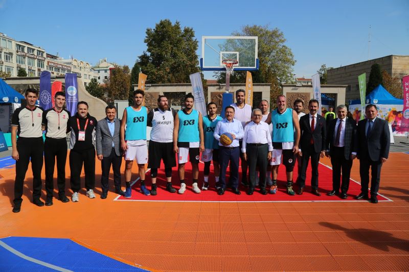 Başkan Büyükkılıç, Vali Çiçek ile Birlikte Sokak Basketbolu Oynadı