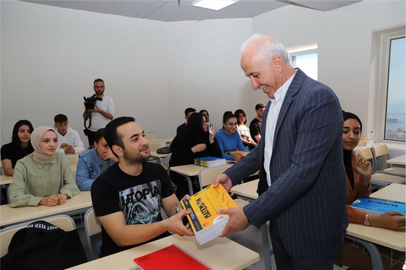 BAŞKAN GÜLTAK, ÜNİVERSİTEYE HAZIRLANAN ÖĞRENCİLERE KAYNAK KİTAPLARINI HEDİYE ETTİ