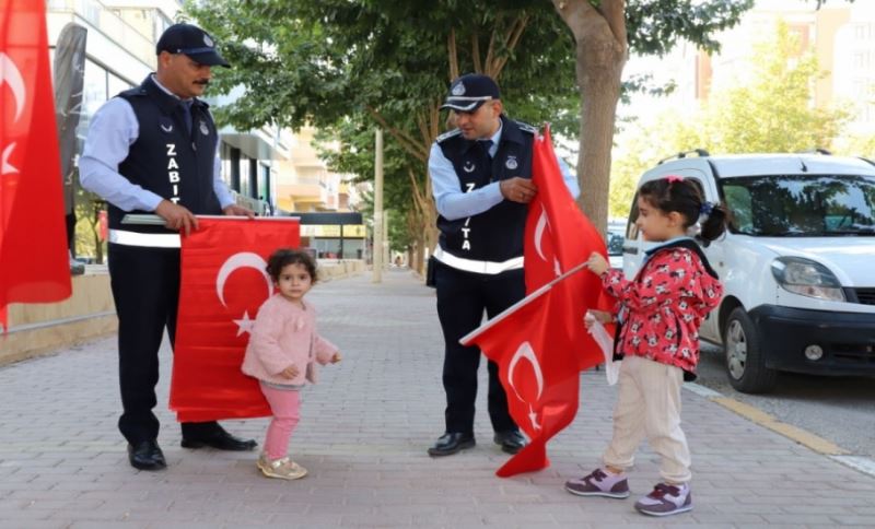 KARAKÖPRÜ BAYRAKLARLA DONATILDI