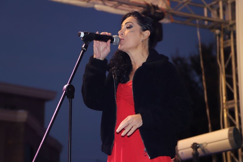 CUMHURİYET COŞKUSU ‘GÜLAY KONSER’İ İLE TAVAN YAPTI