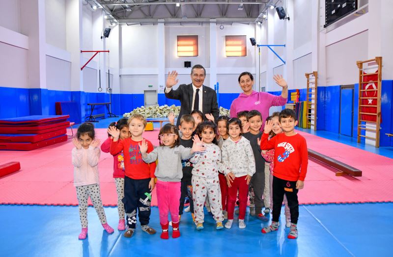 ÇOCUKLAR JİMNASTİK İLE TANIŞIYOR