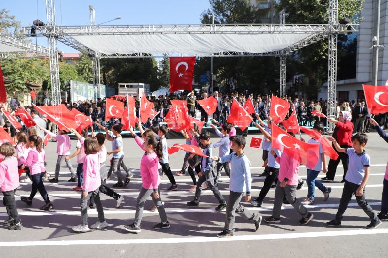 DULKADİROĞLU BELEDİYESİ 29 EKİM KUTLAMA ALANINI ADETA KIRMIZI BEYAZA BOYADI