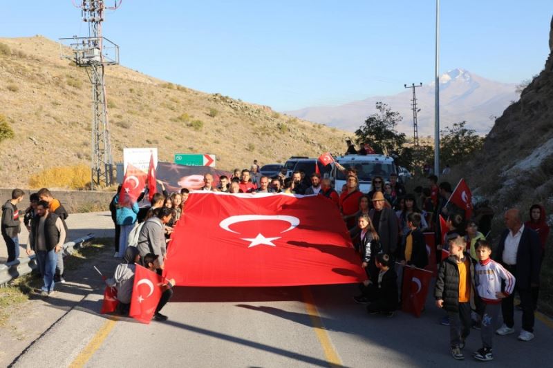 29 Ekim Cumhuriyet Bayramı nedeniyle İncesu Belediyesi,İncesu Kaymakamlığı ve İncesu Gençlik ve Spor ilçe Müdürlüğünün ortak koordinasyonuyla birlikte 