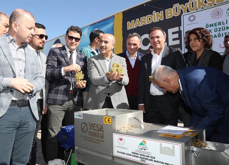 Ömerlili bağcılara yüzde 85 hibe ile üzüm sıkma makinesi dağıtıldı