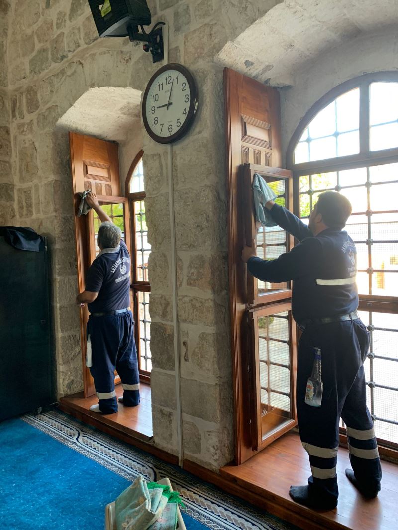 ANTAKYA BELEDİYESİ, İBADETHANELERDE TEMİZLİK ÇALIŞMALARINA DEVAM EDİYOR