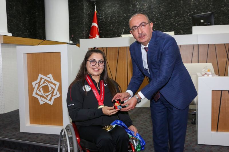 BAŞKAN KAVUŞ, ŞAMPİYONLARI ÖDÜLLENDİRDİ