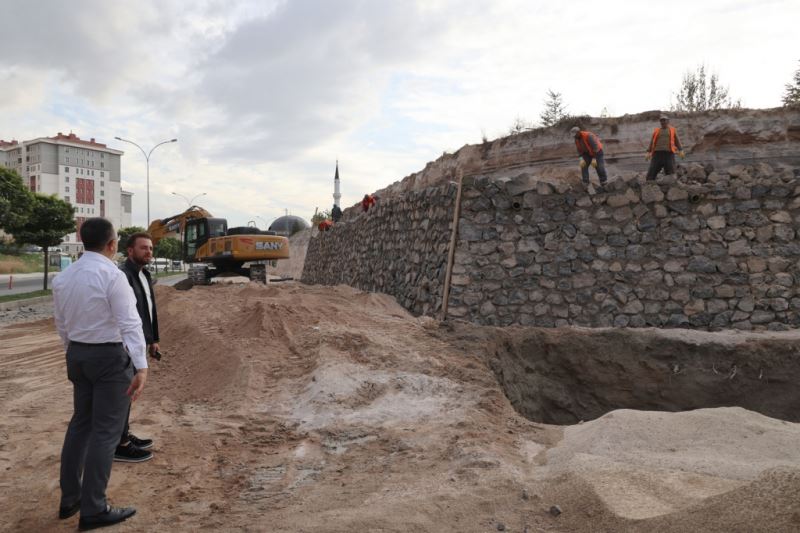 Kaldırım Mezarlığı Arkasında İstinat Duvarı Yapım Çalışması Başladı