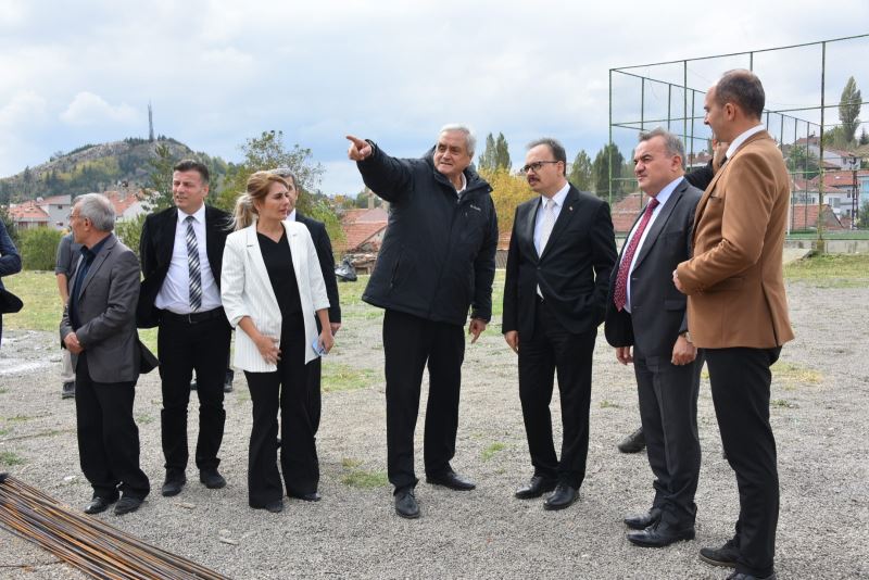 VALİ KIZILKAYA, KAYMAKAM ÖZTÜRK VE BAŞKAN BAKKALCIOĞLU YAPILMAKTA OLAN CEMEVİ VE KÜLTÜR MERKEZİ’NDE İNCELEMELERDE BULUNDU