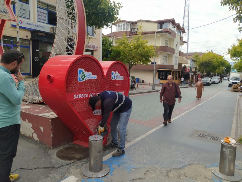 İZMİT BELEDİYESİ, GERİ DÖNÜŞÜME KATKI SUNAN PET KAFESLERİN SAYISINI ARTTIRIYOR