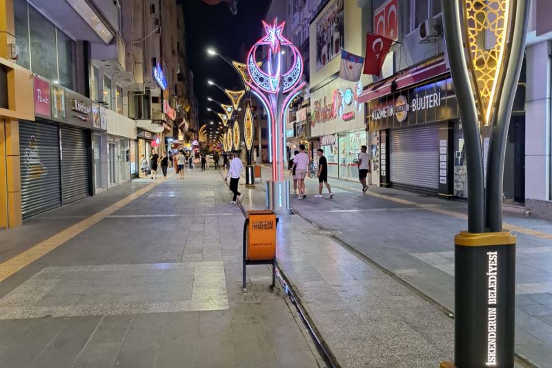İSKENDERUN BELEDİYESİDEN ÇARŞI MERKEZİNE AY YILDIZLI LED AYDINLATMA