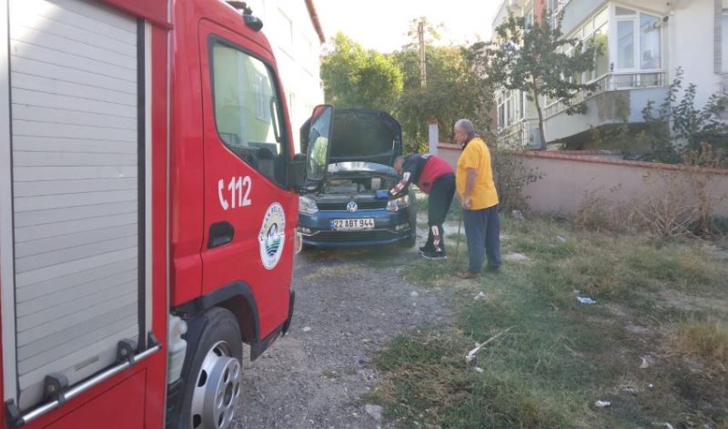 Otomobilin motor bölümüne sıkışan kediyi itfaiye kurtardı