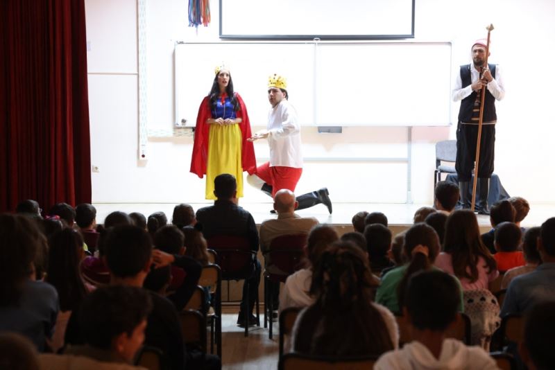 Nevşehir Belediyesi Şehir Tiyatrosu’nun ‘Zelzele’ Adlı Oyunu Nar’da Sahnelendi