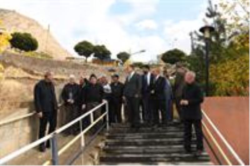 Vali/Belediye Başkan Vekilimiz Sayın İdris Akbıyık Cuma namazı çıkışında vatandaşların taleplerini dinledi