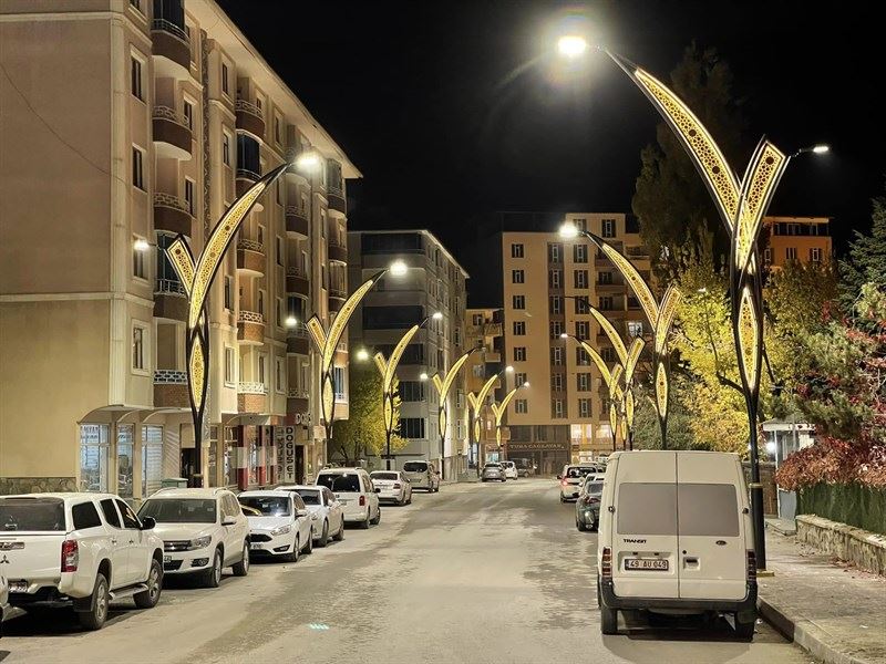 Reis Konağı Sokağı yeni aydınlatma direkleri