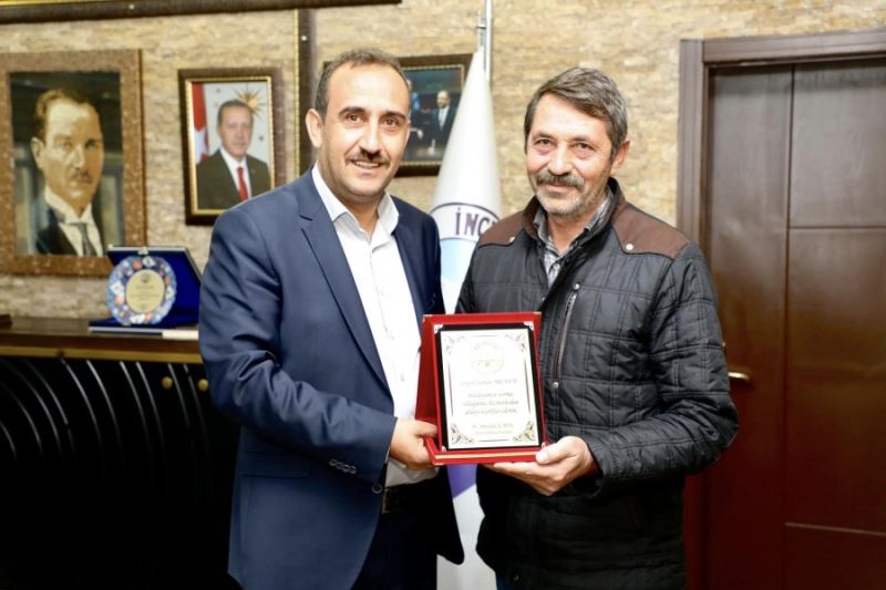 Belediye Başkanımız Av. Mustafa İLMEK, emekliye ayrılan kıymetli personelimiz Şaban Meyva