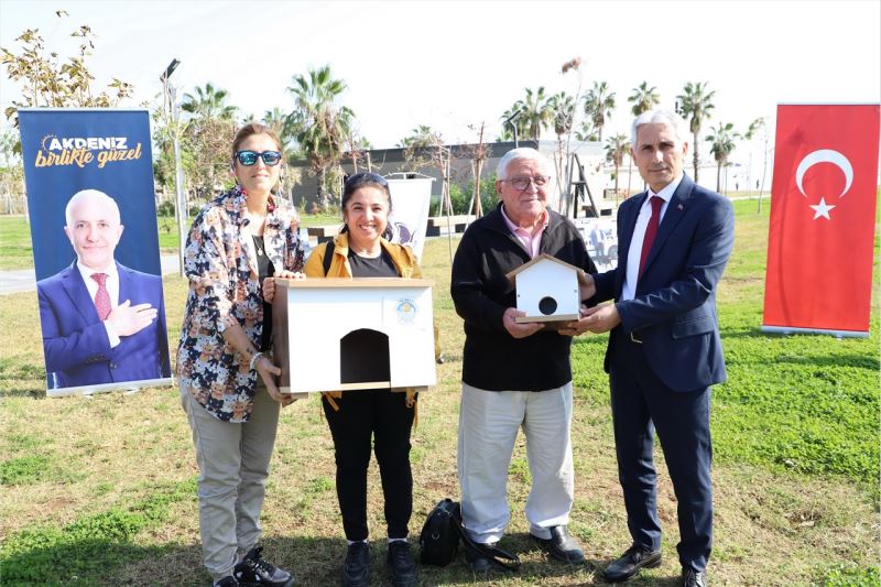AKDENİZ BELEDİYESİ; KÖPEK KULÜBELERİ, KEDİ YUVALARI VE KUŞ EVLERİ DAĞITTI