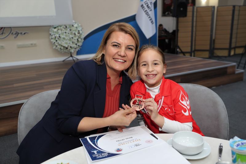 BEREN ÇETİN AYAĞININ TOZU İLE BAŞKAN HÜRRİYET’E KOŞTU
