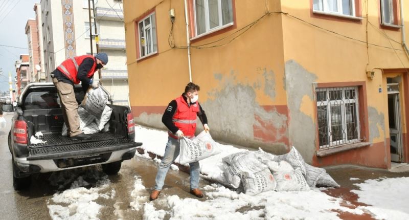 Büyükşehir’den kömür yardımı