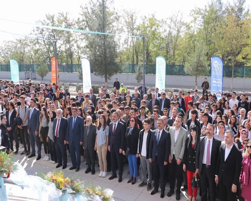 7. GELENEKSEL SİİRT KİTAP FUARI, KİTAPSEVERLERE KAPILARINI AÇTI