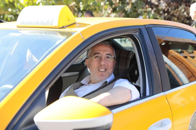 Başkan Savran, Yusuf Eren İçin Direksiyona Geçip Taksi Şoförlüğü Yaptı