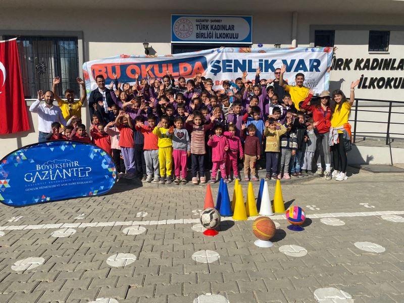BU OKULDA ŞENLİK VAR EKİBİ BİNLERCE ÇOCUKLA BULUŞMAYA DEVAM EDİYOR